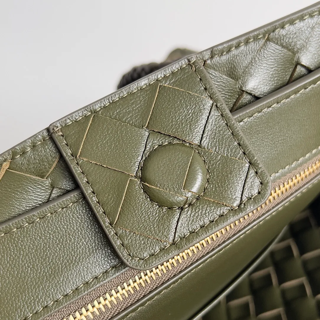 The 2023 new Andiamo batch of 1860 BV has been shipped‼ ️Really popular🔥The new Andiamo woven handbag launched by Bottega Veneta this season is really popular all over the world! ! Celebrities at home and abroad have worn it, and Oscar-winning actress Michelle Yeoh has taken it out on the street. Song Jia, Trai Yara, Yu Feihong, Sanji Ayaka, Rosie Hunting-Whiteley, Yoshioka Riho, etc. have all picked up this bag. It is classic and versatile, showing off its temperament, and the bag capacity is also large, which is very convenient for daily commuting! ! A variety of carrying methods, the shoulder straps can be adjusted by yourself, the original lambskin feels soft and delicate, and the neutral style is made to break gender boundaries and bring a more practical and longer-lasting use experience. Andiamo, which has both elegant and casual styles, perfectly interprets the true appearance of "fashionable old money style". Style number: 743568 Size: 25*22*10.5cm